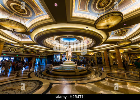 Hall d'entrée avec statue romaine, l'hôtel Caesars Palace, Las Vegas, Nevada, USA Banque D'Images