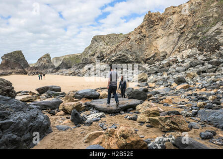 La plage découverte à marée basse au Bedruthan Steps à Cornwall. Banque D'Images