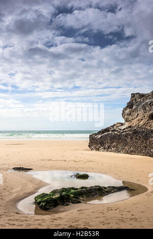 La plage découverte à marée basse au Bedruthan Steps à Cornwall. Banque D'Images