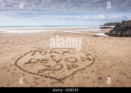 Noms écrits dans le sable sur la plage de Bedruthan Steps à Cornwall. Banque D'Images