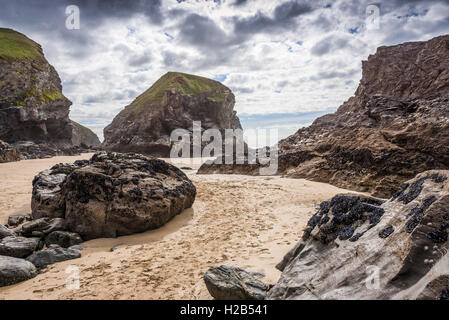 La plage découverte à marée basse au Bedruthan Steps à Cornwall. Banque D'Images