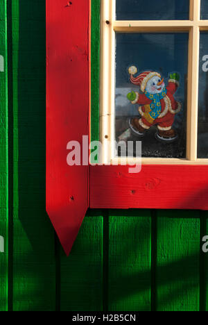 Un Noël rouge et vert vif shack. Banque D'Images