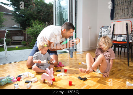 Stay-at-home papa, prendre un congé parental partagé, l'un des 3 000 pères britanniques a dit de prendre un congé parental partagé. Banque D'Images