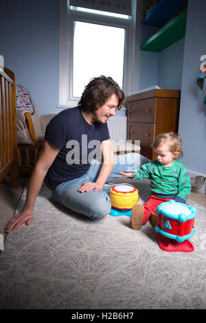 Stay-at-home papa, prendre un congé parental partagé, l'un des 3 000 pères britanniques a dit de prendre un congé parental partagé. Banque D'Images