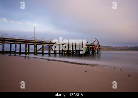 Une longue exposition de la jetée dans l'eau, sur la plage, Nigg, Ecosse Banque D'Images