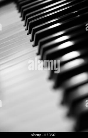 Clavier de piano en noir et blanc Banque D'Images