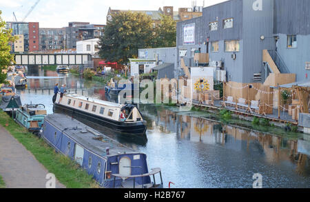 Au bord du canal animé à Hackney Wick, qui abrite de nombreux bars et narrowboats Banque D'Images