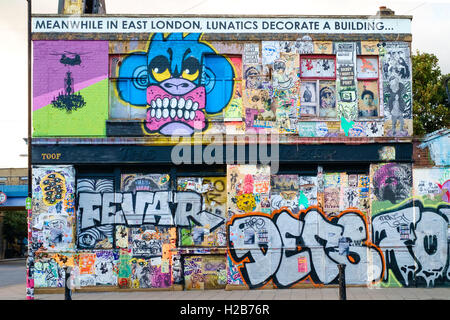 Des graffitis et des affiches couvrent complètement le vieux Lord Napier bâtiment pub à Hackney Wick, partie d'une zone prévue pour le réaménagement Banque D'Images