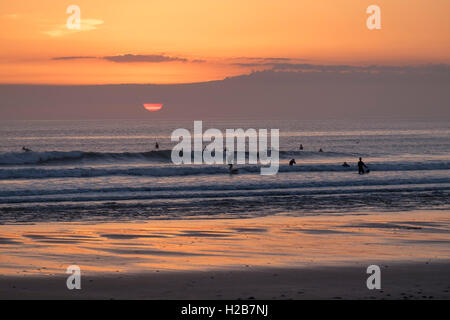 Le surf au coucher du soleil, Rhossilli bay et plage, Gower, dans le sud du Pays de Galles, Royaume-Uni Banque D'Images