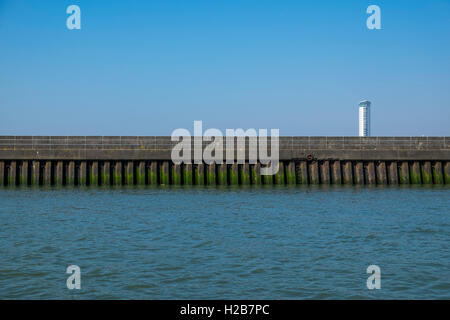 Mur de la mer à l'entrée de la rivière Tawe, Swansea, Pays de Galles, Royaume-Uni Banque D'Images