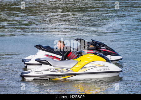 Jet ski à Fishguard Harbour Banque D'Images