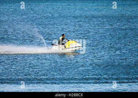 Jet ski à Fishguard Harbour Banque D'Images