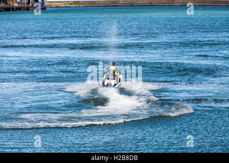 Jet ski à Fishguard Harbour Banque D'Images