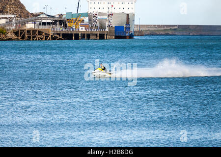 Jet ski à Fishguard Harbour Banque D'Images