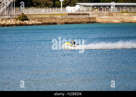 Jet ski à Fishguard Harbour Banque D'Images