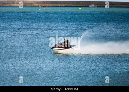 Jet ski à Fishguard Harbour Banque D'Images