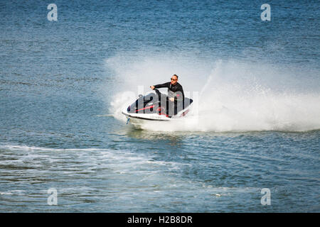 Jet ski à Fishguard Harbour Banque D'Images