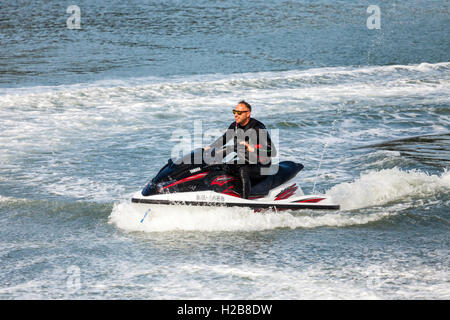 Jet ski à Fishguard Harbour Banque D'Images