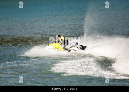 Jet ski à Fishguard Harbour Banque D'Images