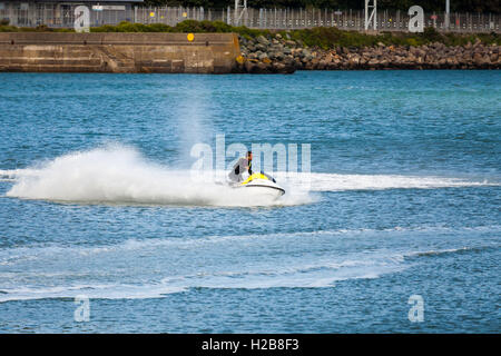 Jet ski à Fishguard Harbour Banque D'Images