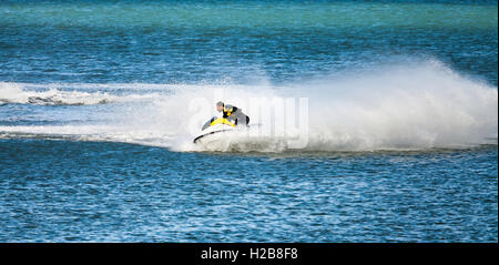 Jet ski à Fishguard Harbour Banque D'Images