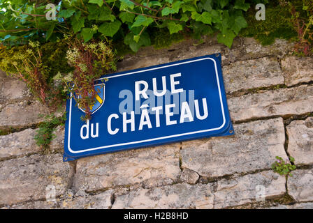 Rue du Château signe sur mur de pierre dans le centre de Puligny-Montrachet, Côte d'Or, France. [Côte de Beaune] Banque D'Images