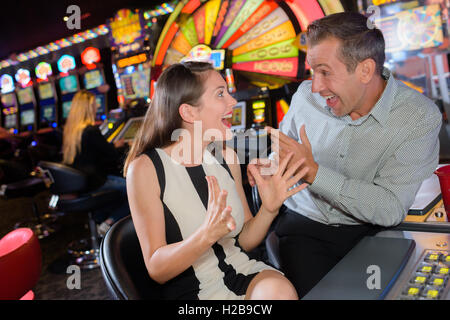 Couple celebrating win in casino Banque D'Images