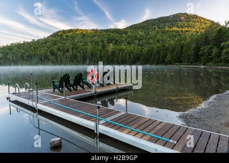 Le mont Jo se lève sur le lac coeur dock sur un matin brumeux dans la région des hauts sommets des Adirondacks près de Lake Placid, NY Banque D'Images