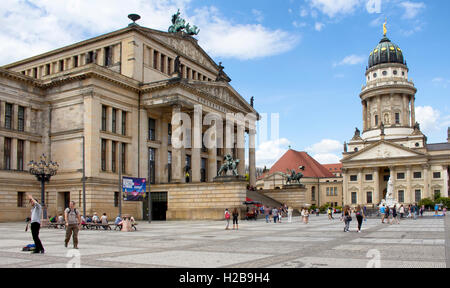 Les gens visiter et apprécier la place publique appelée 'la Gendarmenmarkt à Berlin. Cathédrale française et Konzerthaus (salle de concert) sont en Banque D'Images