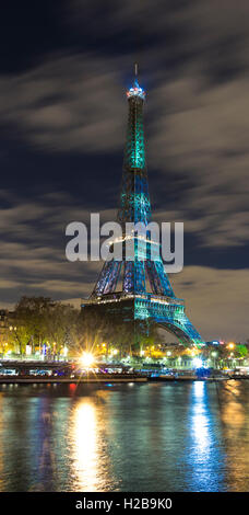 Paris, France-December 02 ; 2015 : La Tour Eiffel recouverte d'une forêt visuel vert dans le cadre de l'organisation de la COP21. Banque D'Images