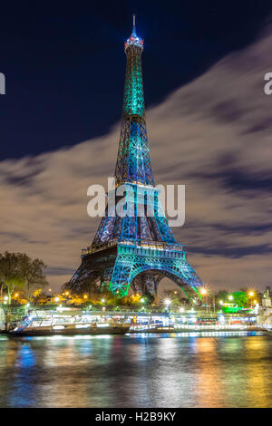 Paris ; France-December 02, 2015 : La Tour Eiffel recouverte d'une forêt visuel vert dans le cadre de l'organisation de la conférence Banque D'Images