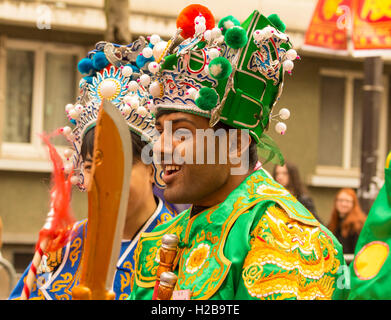 Paris, 2016 France-February ; 14 : Le participant non identifié de nouvelle année chinoise traditionnelle parade in Paris, France. Banque D'Images