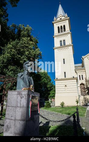 Poète hongrois Sandor Petofi buste en face de l'Église catholique romaine au centre historique de Sighisoara, Roumanie Banque D'Images