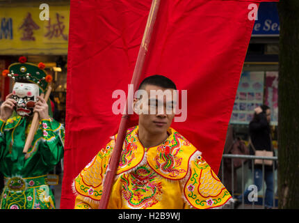 Paris, 2016 France-February ; 14 : Le participant de nouvelle année chinoise traditionnelle parade dans Paris, France. Banque D'Images