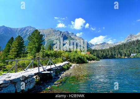 Wide angle photo de paysage du lac glaciaire Popradske pleso dans les Hautes Tatras. Banque D'Images