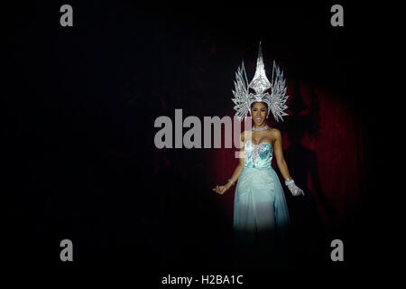 Les interprètes chantent et dansent lors de l'étape show 'beautés et les Beats' par le 'Lady Boys' de Bangkok à Brighton Banque D'Images
