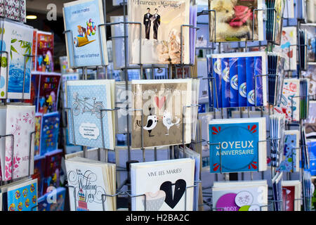 Vue rapprochée du Français cartes postales sur des supports sur les mariages sur la Rue Montorgueil à Paris. Banque D'Images