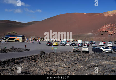 Camel Safari en Lanzarote Canary Islands.Vue sur les touristes arrivant et occupé des places de parking. Banque D'Images