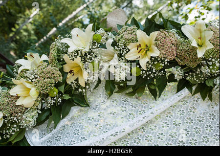 Beautiful wedding arch pour mariage orné de fleurs Banque D'Images