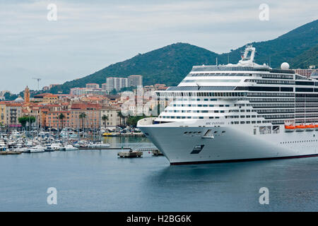 Bateau de croisière "MSC Fantasia" amarré au terminal des croisières, Ajaccio, Corse Banque D'Images