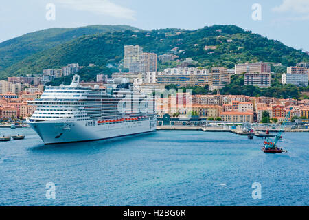 Ajaccio, Corse, avec le navire de croisière MSC Fantasia amarré au terminal de croisière Banque D'Images