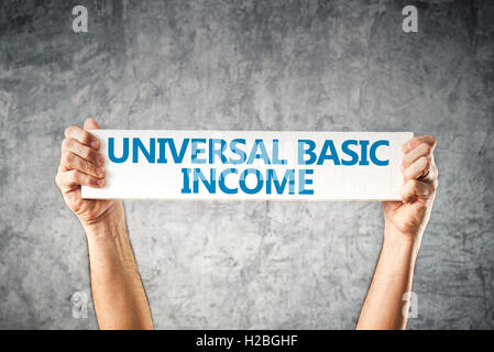 Le concept de revenu de base universel avec hands holding banner Banque D'Images