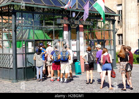 Les touristes en attente pour le funiculaire Siklo à Budapest qui va du haut de la colline du château à l'Lanchid Banque D'Images