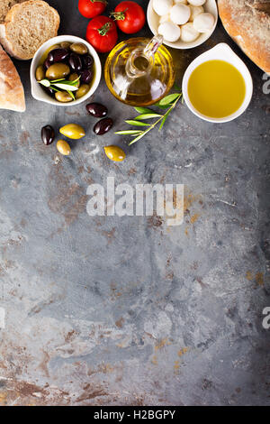 L'huile d'olive en bouteilles vintage et une cuisine italienne ingrédients Banque D'Images