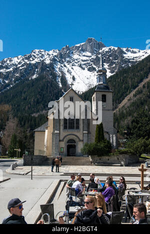 Les gens assis dans un café à l'église Saint-Michel de Chamonix, Chamonix, France Banque D'Images