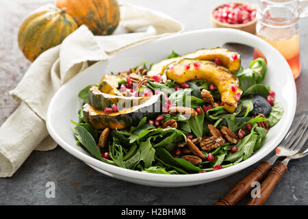 Salade d'automne avec les verts et poivrée Banque D'Images