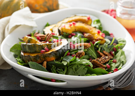 Salade d'automne avec les verts et poivrée Banque D'Images