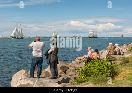 Les spectateurs à regarder les navires de passage à l '2016' à Hanse Sail Rostock Warnemünde , Allemagne. Banque D'Images