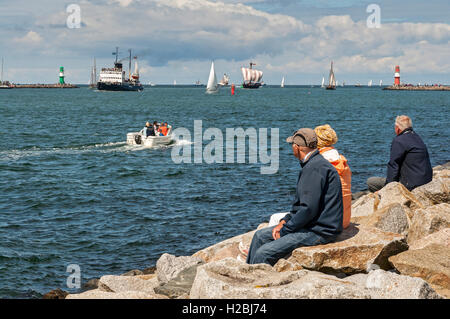 Les spectateurs à regarder les navires de passage à l '2016' à Hanse Sail Rostock Warnemünde , Allemagne. Banque D'Images