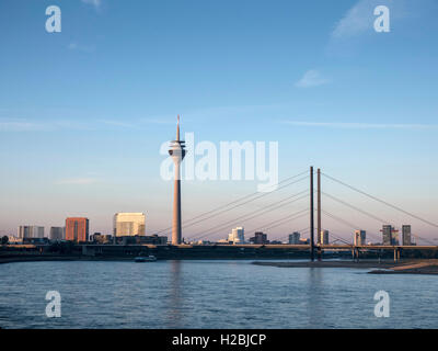 La ville de Dusseldorf, vue sur le Rhin. Banque D'Images